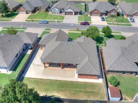 1912 Oak Dr, Moore, OK 73170 photo 9