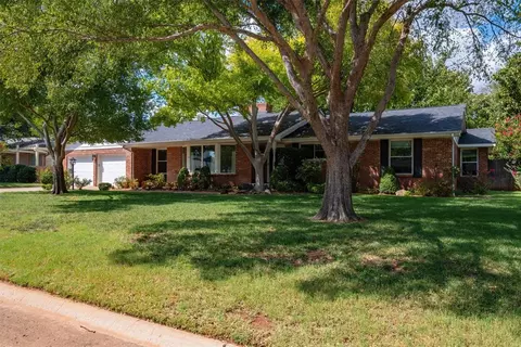 1603 Drakestone Ave, Nichols Hills, OK 73120