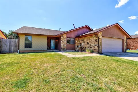 9840 Crest Dr, Midwest City, OK 73130