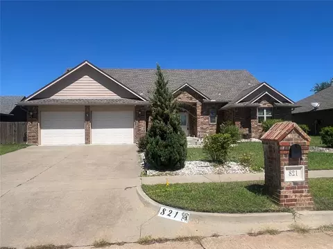 821 SE 8th St, Moore, OK 73160