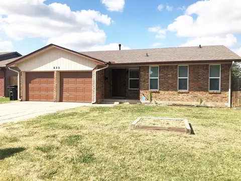 633 SW 10th St, Moore, OK 73160