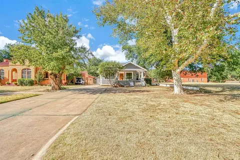 723 E Commerce St, Altus, OK 73521 photo 2