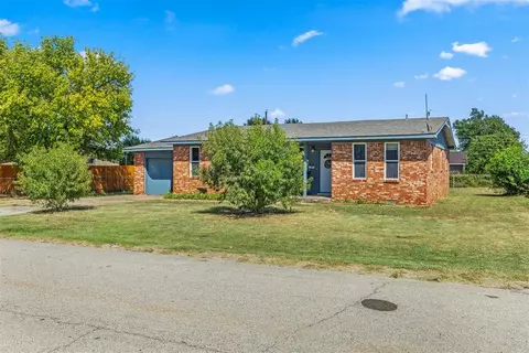 121 Windsor Dr, Chickasha, OK 73018