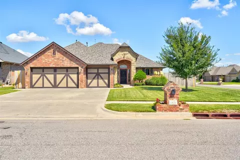 1921 NE 25th St, Moore, OK 73160