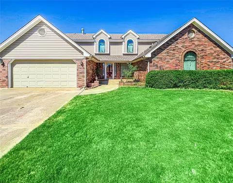 7005 Twin Lakes Cir, Warr Acres, OK 73132