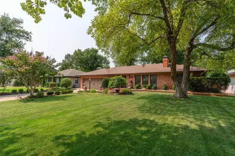 1823 Drakestone Ave, Nichols Hills, OK 73120
