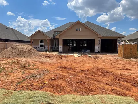 2308 Creekview Dr, Moore, OK 73160