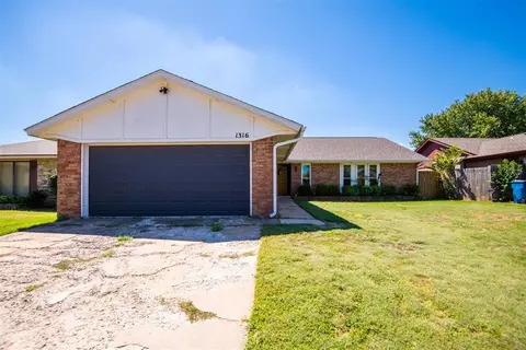 1316 Saint Mathews Dr, Midwest City, OK 73110