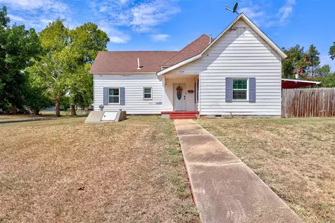 228 S 11th St, Chickasha, OK 73018