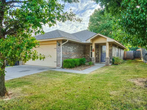 1017 Switzerland Ave, Yukon, OK 73099