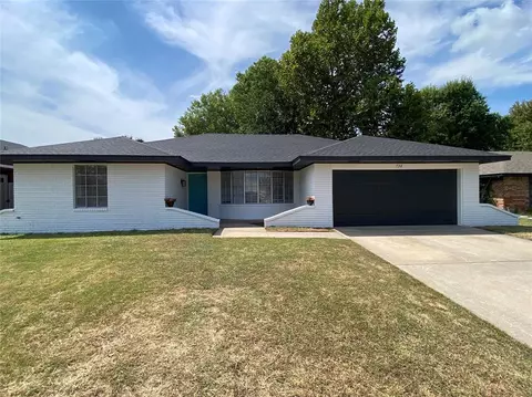 734 Woodlawn Dr, Yukon, OK 73099