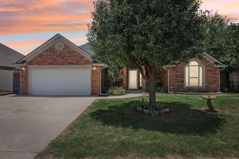 714 W Carson Dr, Mustang, OK 73064