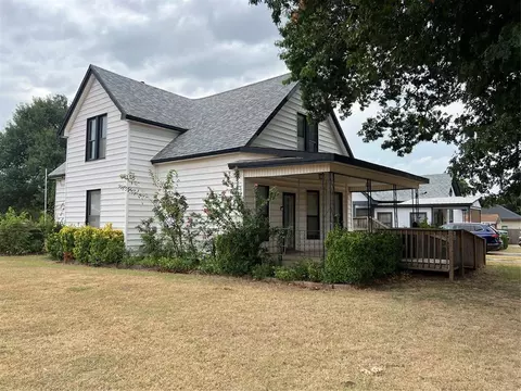 1203 S 6th Cor, Chickasha, OK 73018