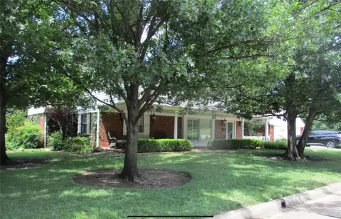 6436 NW Grand Blvd, Nichols Hills, OK 73116