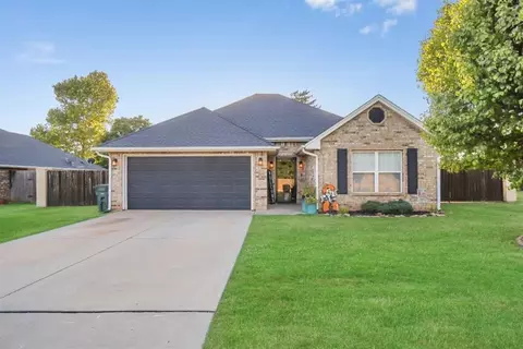 1753 Kelley Dr, Clinton, OK 73601