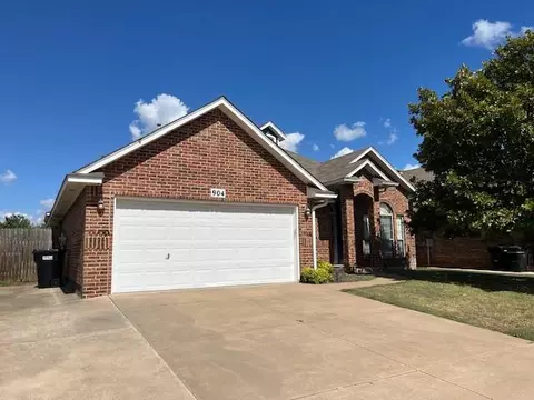 904 Oak Creek Dr, Moore, OK 73160