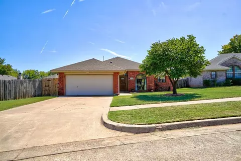 1628 NE 10th St, Moore, OK 73160