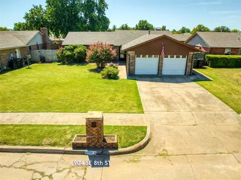 904 SE 8th St, Moore, OK 73160