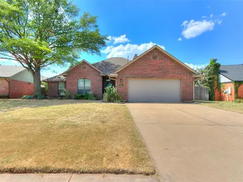 405 Albany Dr, Edmond, OK 73003
