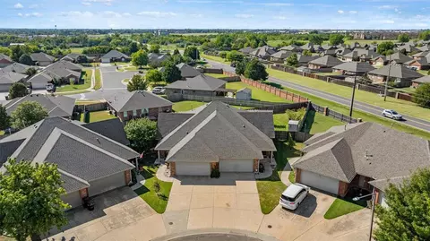 925 SW 35th St, Moore, OK 73160