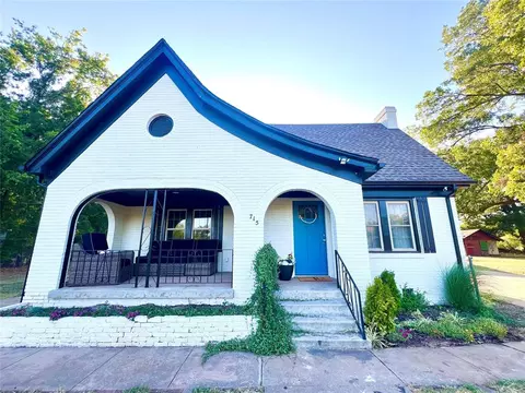 715 N 9th St, Chickasha, OK 73018