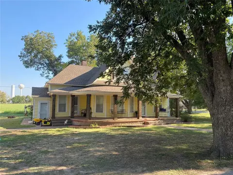 311 S Pine St, Crescent, OK 73028 photo 2