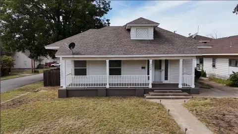 322 S 5th St, Clinton, OK 73601