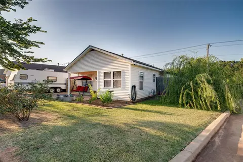 1404 E Wayne St, Shawnee, OK 74801 photo 3