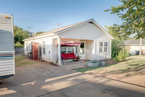 1404 E Wayne St, Shawnee, OK 74801 photo 2