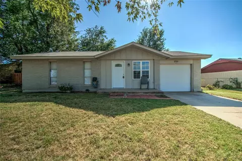 305 S Meadow Ln, Mustang, OK 73064