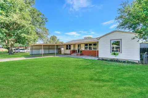 1904 N Oregon Ave, Mangum, OK 73554