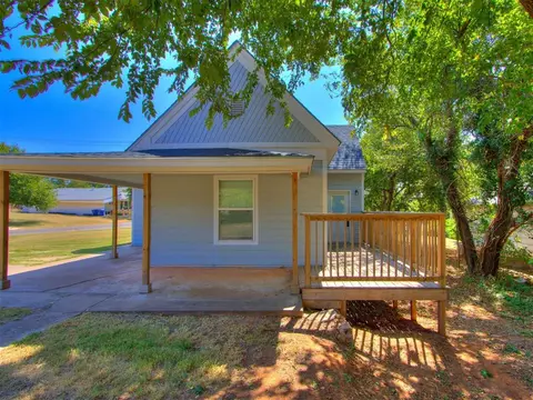 923 E Vilas Ave, Guthrie, OK 73044 photo 2
