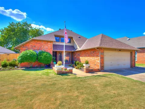 2433 E Hills Dr, Moore, OK 73160