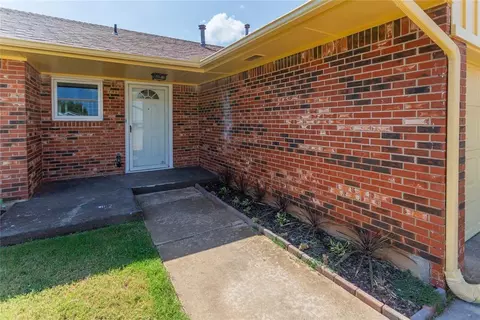 713 Wilkinson Dr, Moore, OK 73160 photo 2