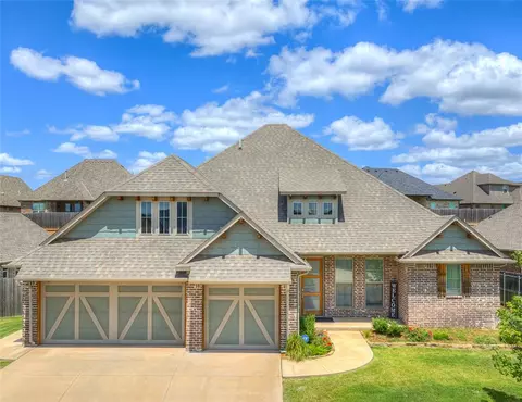 3001 Hunter Crest Dr, Edmond, OK 73034