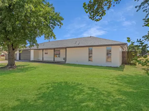 9800 Willow Wind Dr, Midwest City, OK 73130