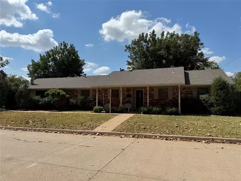 137 Oakside Dr, Moore, OK 73160