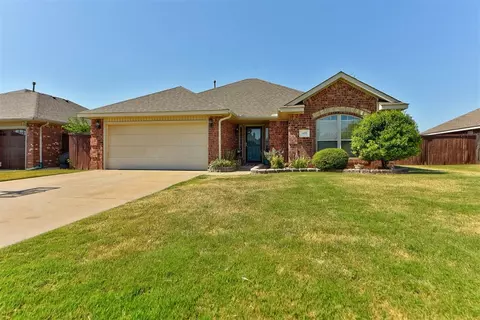 509 S Castlerock Ln, Mustang, OK 73064