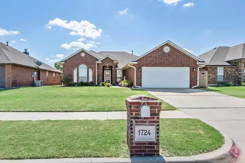 1724 SW 33 St, Moore, OK 73160