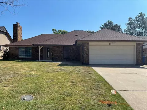 704 Three Oaks Dr, Midwest City, OK 73130