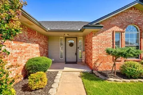 1904 Bluegrass Ct, Moore, OK 73160 photo 3