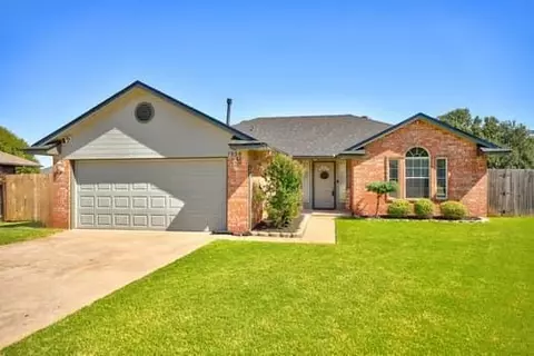 1904 Bluegrass Ct, Moore, OK 73160