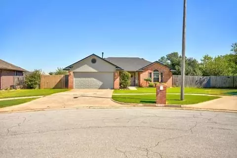 1904 Bluegrass Ct, Moore, OK 73160 photo 2