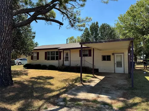 205 E Green St, Meeker, OK 74855