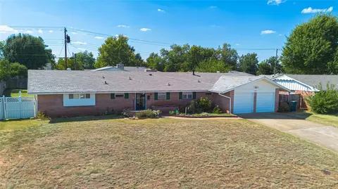 3407 Oakhurst Dr, Midwest City, OK 73110
