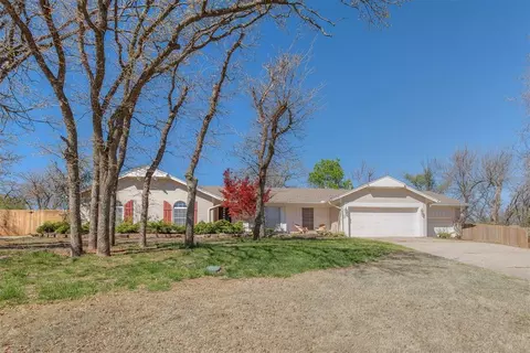 2213 Hummingbird Ln, Edmond, OK 73034
