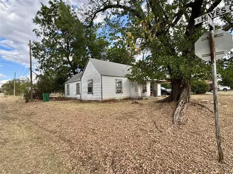 330 N Dakota Ave, Mangum, OK 73554