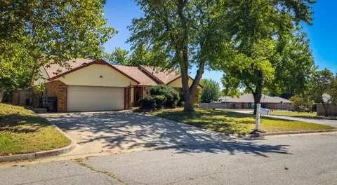300 Magnolia Blossom Ln, Yukon, OK 73099