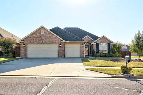 804 Ashwood Ln, Moore, OK 73160