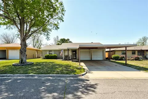 120 SW 12th St, Moore, OK 73160